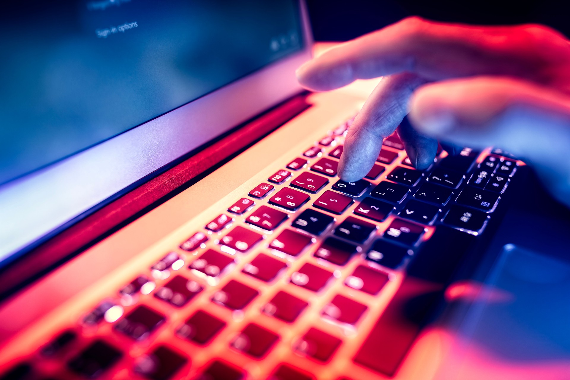 Usando laptop pesquisando na internet ou navegando informações tarde da noite no escuro